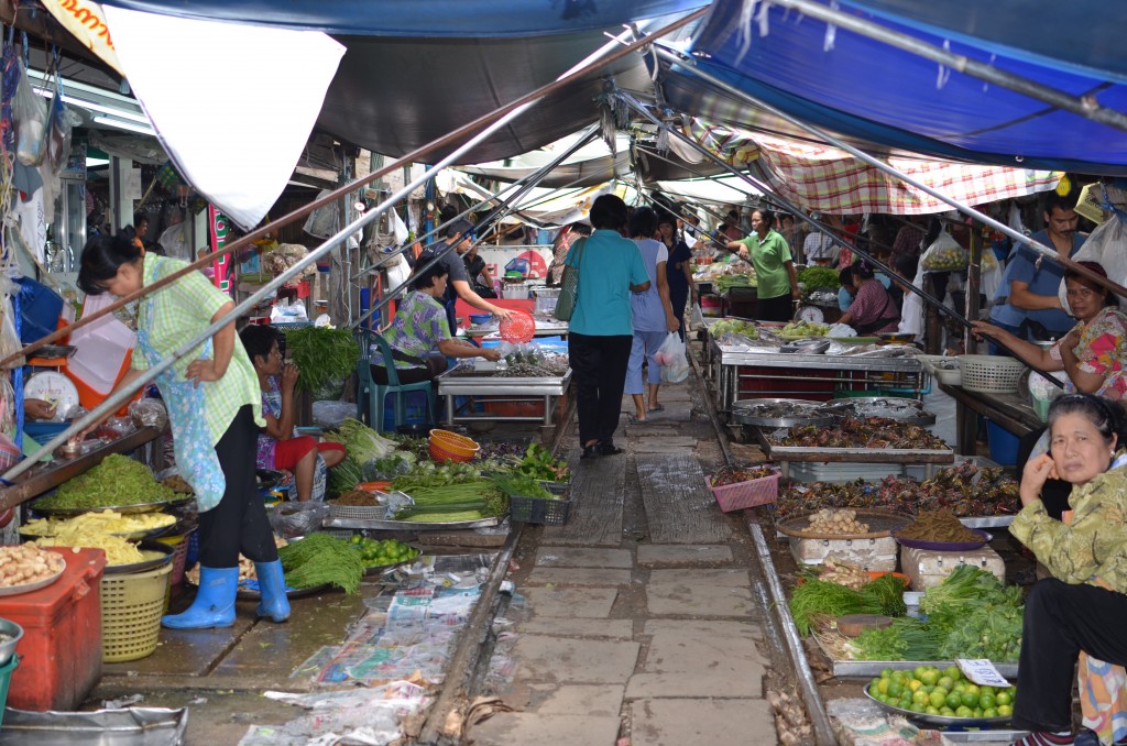 How to Get to the Maeklong Railway Market – Koren Leslie Cohen